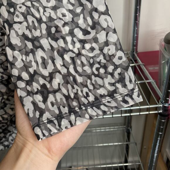 Tahari Women’s Gray‎ Cheetah Print Faux Wrap Top Size XL Maximalist Opulent Glam - Picture 7 of 9